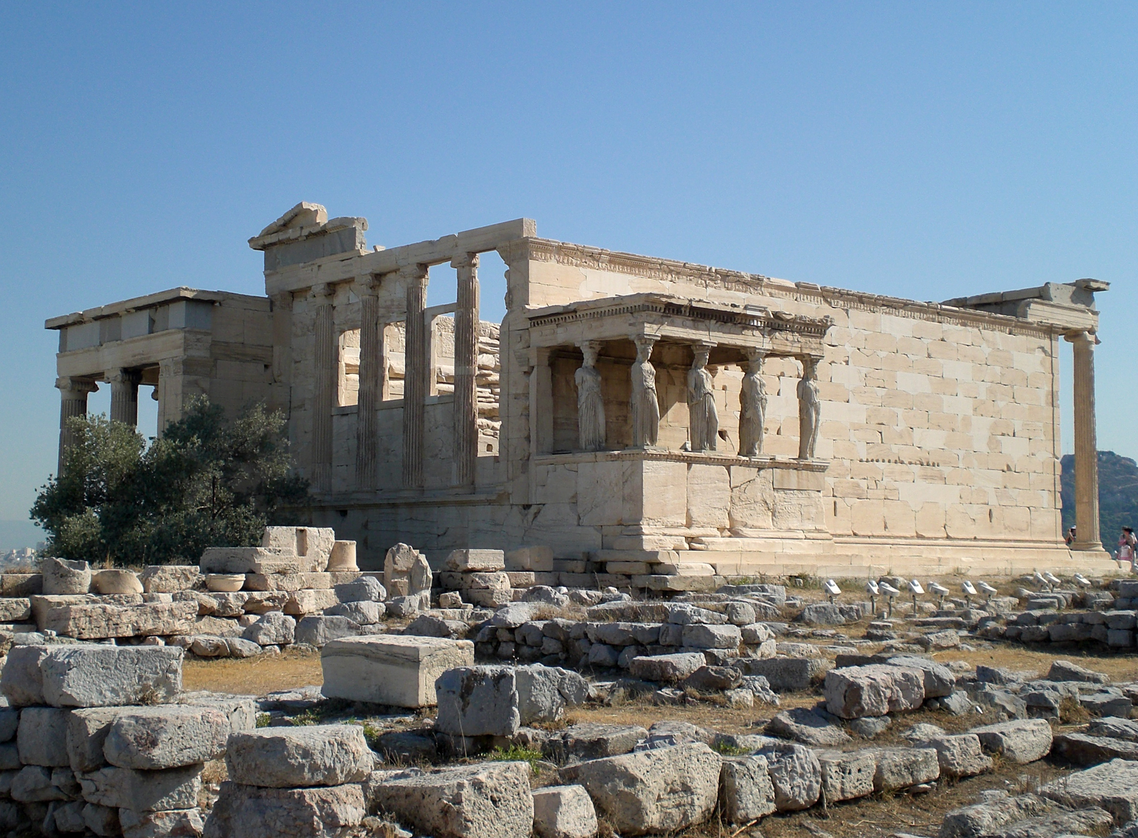 Насколько древний. Эрехтейон в афинском Акрополе. Эрехтейон, Афины, Греция. Храм Эрехтейон в Афинах. Эрехтейон это в древней Греции.